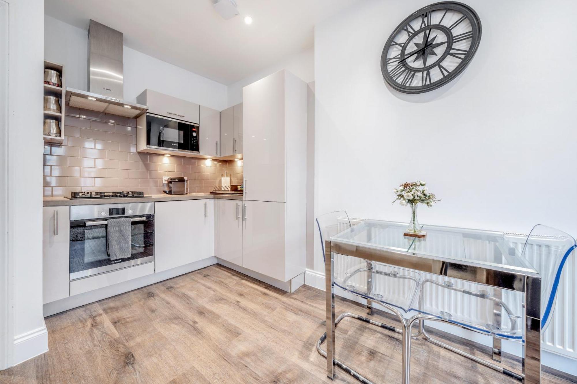 Bright & Modern 2-Bed Notting Hill Apartment ลอนดอน ภายนอก รูปภาพ